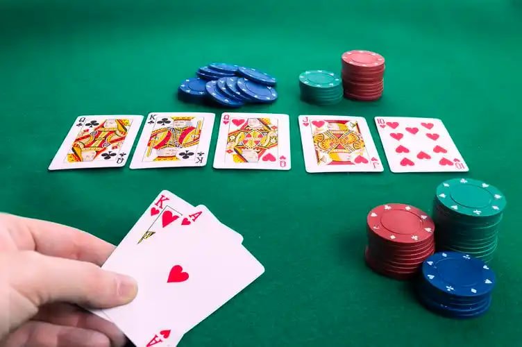 Tabel pembayaran Ikan Hoki menunjukkan nilai simbol dan fitur bonus yang tersedia di pola slot